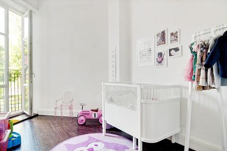 MEZCLA DE REVESTIMIENTOS Y SUTILES TOQUES DE COLOR EN UNA LUMINOSA VIVIENDA