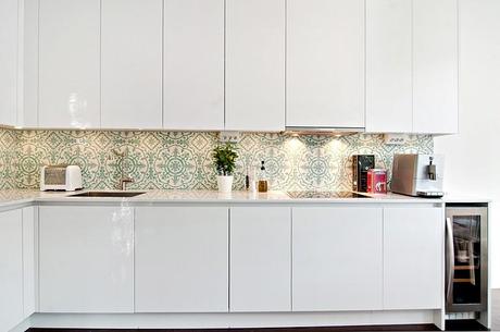 MEZCLA DE REVESTIMIENTOS Y SUTILES TOQUES DE COLOR EN UNA LUMINOSA VIVIENDA