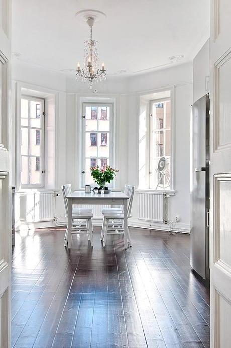 MEZCLA DE REVESTIMIENTOS Y SUTILES TOQUES DE COLOR EN UNA LUMINOSA VIVIENDA