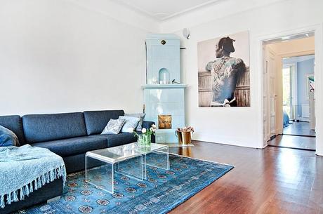 MEZCLA DE REVESTIMIENTOS Y SUTILES TOQUES DE COLOR EN UNA LUMINOSA VIVIENDA