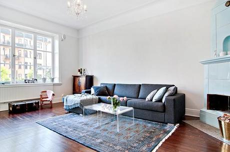 MEZCLA DE REVESTIMIENTOS Y SUTILES TOQUES DE COLOR EN UNA LUMINOSA VIVIENDA