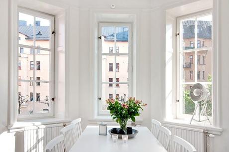 MEZCLA DE REVESTIMIENTOS Y SUTILES TOQUES DE COLOR EN UNA LUMINOSA VIVIENDA