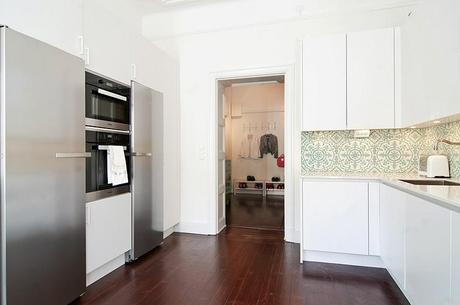 MEZCLA DE REVESTIMIENTOS Y SUTILES TOQUES DE COLOR EN UNA LUMINOSA VIVIENDA