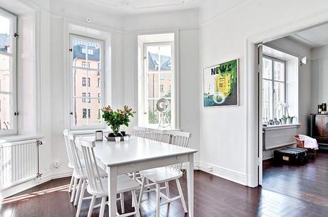 MEZCLA DE REVESTIMIENTOS Y SUTILES TOQUES DE COLOR EN UNA LUMINOSA VIVIENDA