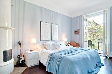 MEZCLA DE REVESTIMIENTOS Y SUTILES TOQUES DE COLOR EN UNA LUMINOSA VIVIENDA