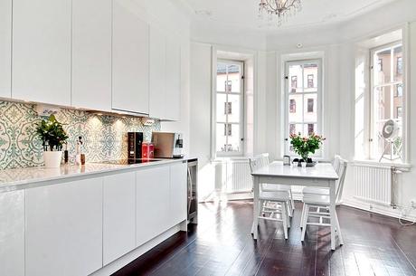 MEZCLA DE REVESTIMIENTOS Y SUTILES TOQUES DE COLOR EN UNA LUMINOSA VIVIENDA