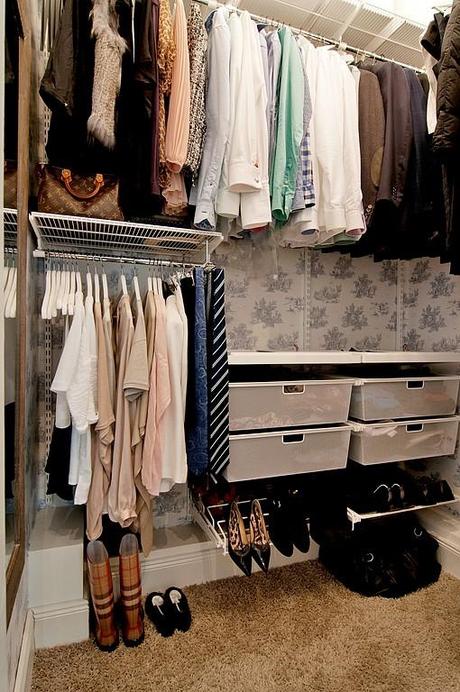 MEZCLA DE REVESTIMIENTOS Y SUTILES TOQUES DE COLOR EN UNA LUMINOSA VIVIENDA