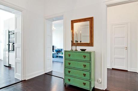 MEZCLA DE REVESTIMIENTOS Y SUTILES TOQUES DE COLOR EN UNA LUMINOSA VIVIENDA