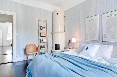 MEZCLA DE REVESTIMIENTOS Y SUTILES TOQUES DE COLOR EN UNA LUMINOSA VIVIENDA