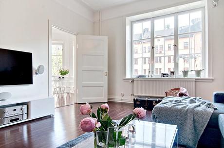 MEZCLA DE REVESTIMIENTOS Y SUTILES TOQUES DE COLOR EN UNA LUMINOSA VIVIENDA