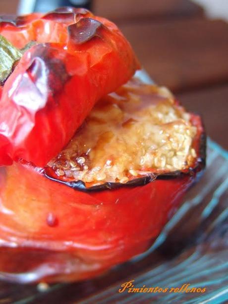 Pimientos rellenos , carne guisada y un cake de mermelada