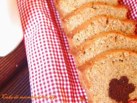 Pimientos rellenos , carne guisada y un cake de mermelada