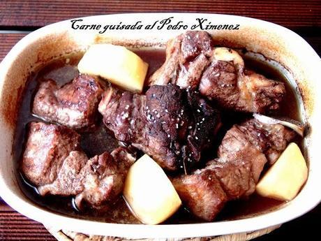 Pimientos rellenos , carne guisada y un cake de mermelada