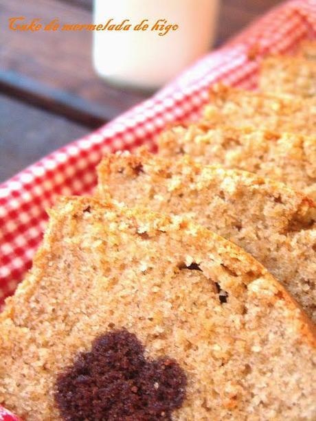 Pimientos rellenos , carne guisada y un cake de mermelada