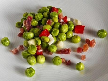 Ensalada tibia de guisantes con jamón