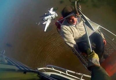 Efectivos de Prefectura Naval Argentina durante el rescate de ayer de las víctimas de la avioneta siniestrada en el Río de La Plata