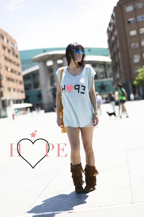 street style barbara crespo hope tshirt minnetonka boots fashion blogger outfit blog de moda