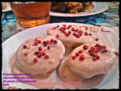 Patatas asadas en el microondas con crema de queso azul y pimienta rosa