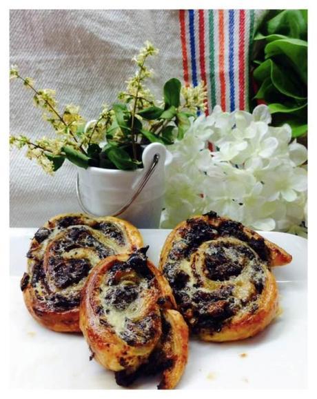 Caracola de hojaldre de morcilla y pera