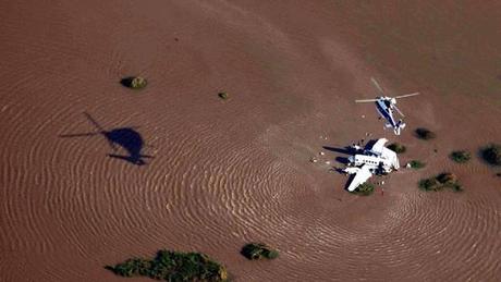 Cinco personas murieron y otras cuatro resultaron heridas al estrellarse en aguas del Río de la Plata,la avioneta en que viajaban. (EFE /Fuerza Aérea Uruguaya)