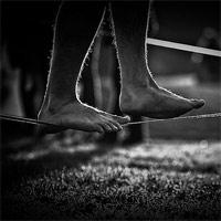 mantener la laringe estable al cantar