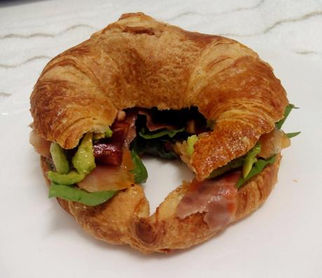 Croissant de salmón, espinaca, aguacate y tomate