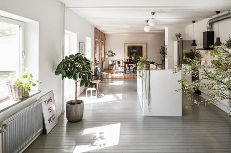 ESTILO NÓRDICO INDUSTRIAL EN UN TALLER DE CARPINTERÍA RECONVERTIDO EN VIVIENDA