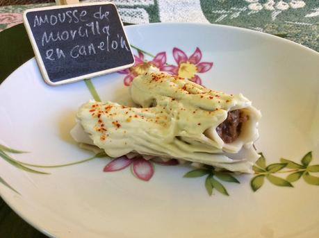 Mousse de morcilla dentro de un canelón con salsa de quesos