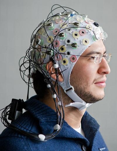 Crean un gorrito que permite pilotear aviones con la mente