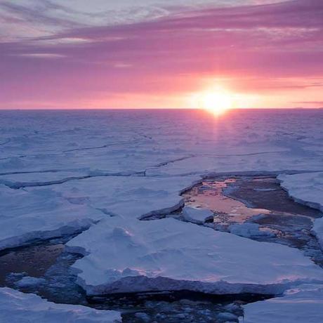 Olas gigantes rompen el hielo marino de la Antártida