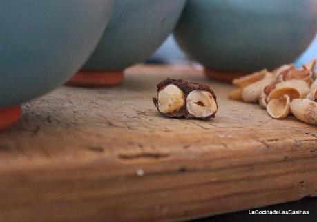 Rocas de Chocolate Blanco y Negro y Frutos Secos