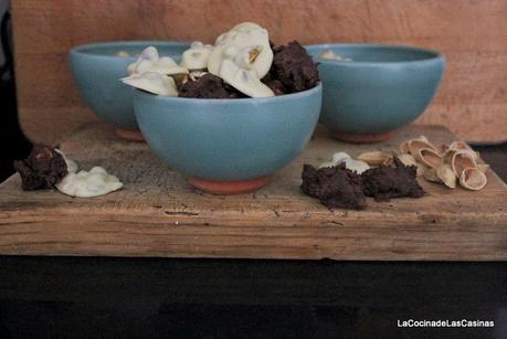 Rocas de Chocolate Blanco y Negro y Frutos Secos