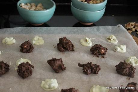 Rocas de Chocolate Blanco y Negro y Frutos Secos