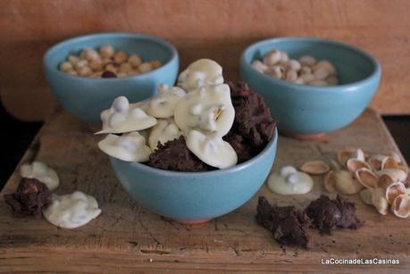 Rocas de Chocolate Blanco y Negro y Frutos Secos