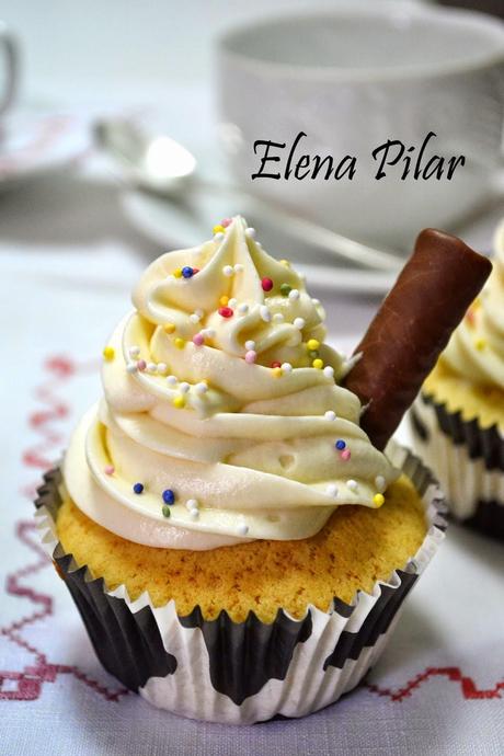 Cupcakes de chocolate blanco con frosting de queso y chocolate blanco