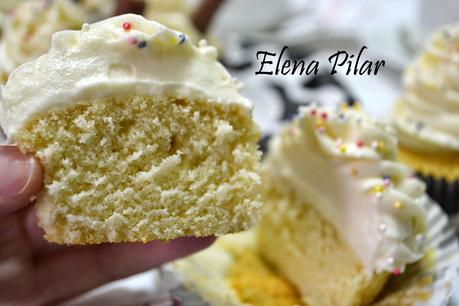Cupcakes de chocolate blanco con frosting de queso y chocolate blanco
