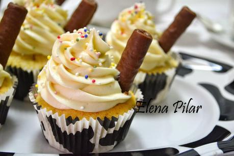 Cupcakes de chocolate blanco con frosting de queso y chocolate blanco