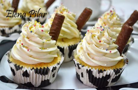 Cupcakes de chocolate blanco con frosting de queso y chocolate blanco