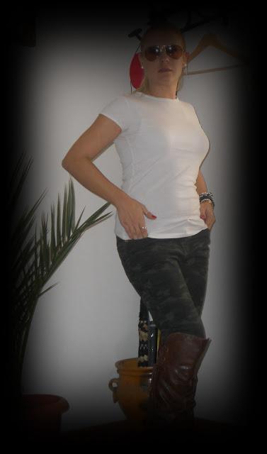 Con cierto estilo militar..................