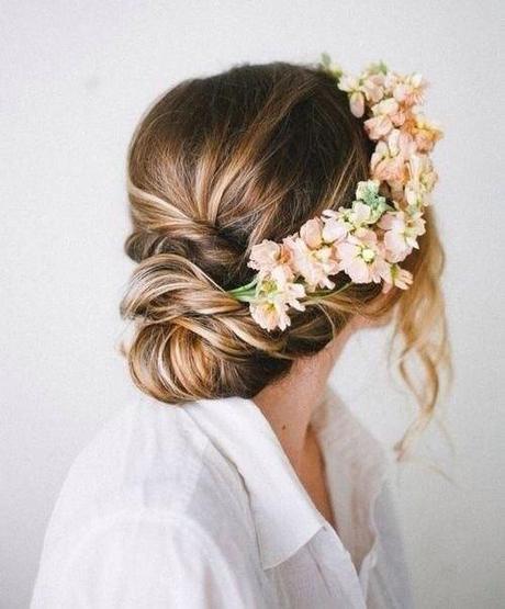 Recogidos y peinados de novia con flores naturales