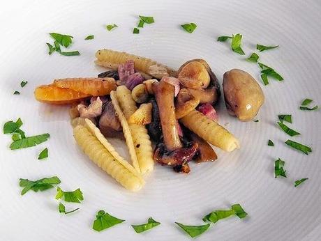 Pasta al ajo con setas y jamón