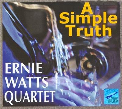 Ernie Watts toca el saxo tenor, saxo alto, saxo soprano y...