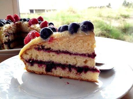 tartas fáciles tarta de frutos rojos tarta con crema de limón lemon curd tarta con arándanos y frambuesas tarta bizcocho de yogur relleno de tartas recetas faciles recetas delikatissen fotografía postres blog recetas fáciles 