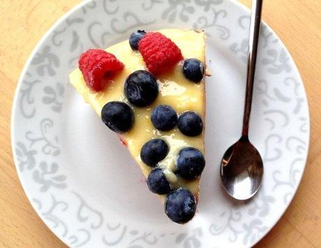 tartas fáciles tarta de frutos rojos tarta con crema de limón lemon curd tarta con arándanos y frambuesas tarta bizcocho de yogur relleno de tartas recetas faciles recetas delikatissen fotografía postres blog recetas fáciles 