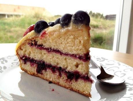 tartas fáciles tarta de frutos rojos tarta con crema de limón lemon curd tarta con arándanos y frambuesas tarta bizcocho de yogur relleno de tartas recetas faciles recetas delikatissen fotografía postres blog recetas fáciles 