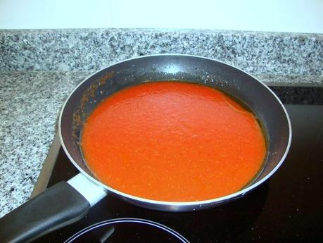 MACARRONES CON TOMATE Y ATÚN