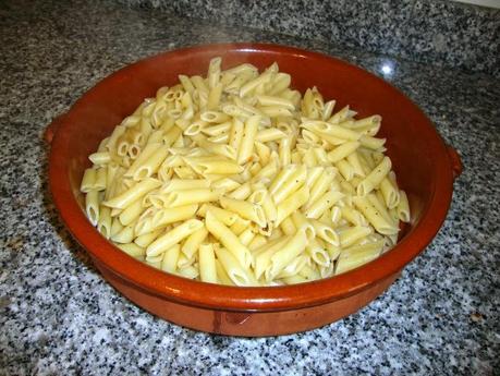 MACARRONES CON TOMATE Y ATÚN