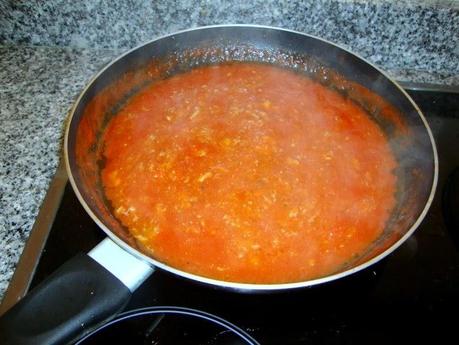 MACARRONES CON TOMATE Y ATÚN