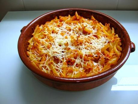 MACARRONES CON TOMATE Y ATÚN