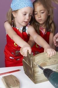foto 12 199x300 Bricolaje con niños: Macetero de madera con margaritas
